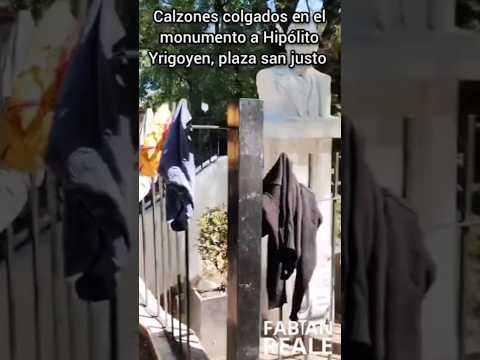 calzones colgados en el monumento a Hipólito Yrigoyen en plaza San justo. #lamatanza