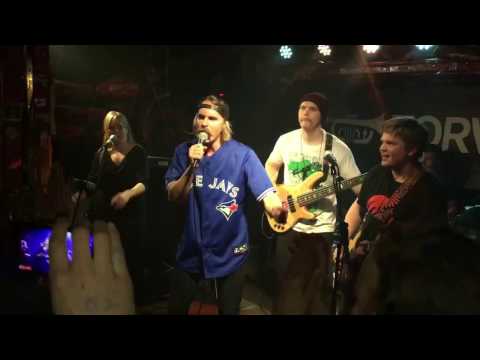 Herra Viiksi - Ihan sama minkälaiset (live at Torvi)