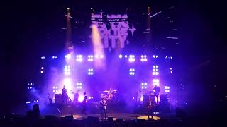 Kings of Leon perform Ragoo - Rare