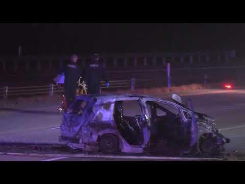 Due persone trasportate in elicottero per ustioni dopo l'incidente in fiamme sulla 99