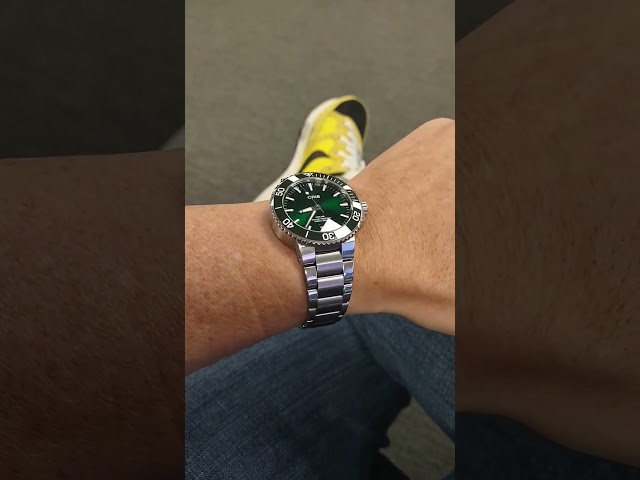 Vídeo relacionado con Oris Aquis 41,5 mm 01 733 7787 4157-07 8 22 04PEB Green, Verde, Moderno