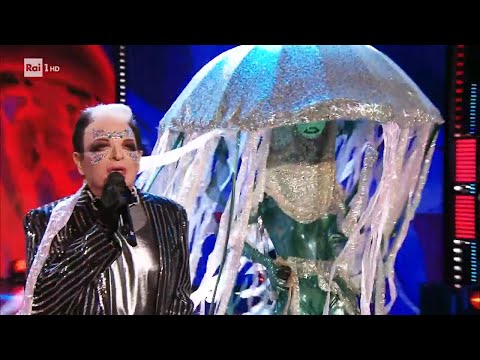 Medusa canta "L'importante è finire" con Cristiano Malgioglio - Il Cantante Mascherato 11/02/2022