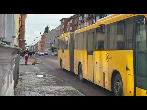 Nobina 6817 kör förbi Raoul Wallenbergsskolan.