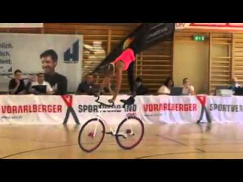 Žena i bicikl - akrobacije