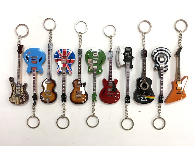 Vídeo relacionado con LJFEA 2Pcs Llavero de guitarra, llaveros de metal, llavero, rock, guitarra eléctrica, llavero, llavero, guitarra eléctrica, colgante para decoración de regalo
