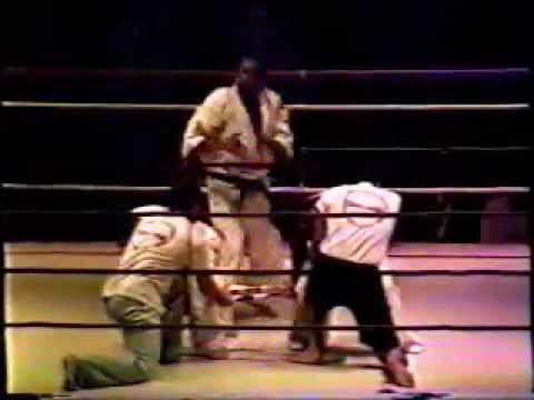 Lourenço Team- Quebra 2 tacos de basebol na canela.