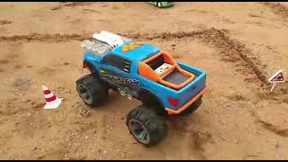 brincando com  os caminhes. | Heitor Pires e o mundo da alegria