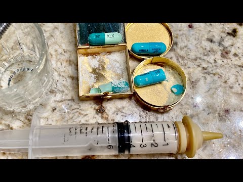 How to give a 2 week old kitten antibiotics from a capsule
