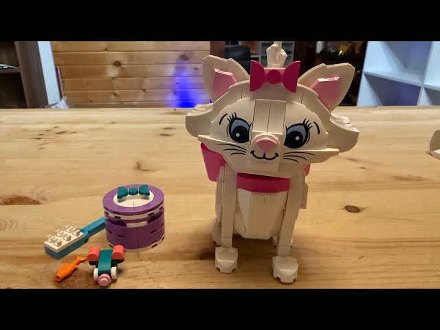 Vídeo relacionado con LEGO | Disney Los Aristogatos: Adorable Marie - Gato de Juguete - Figura Articulada de Animal con Lazo de Tela y Accesorios - Decoración del Dormitorio - Regalo para Niñas de 7+ Años y Fans - 43286