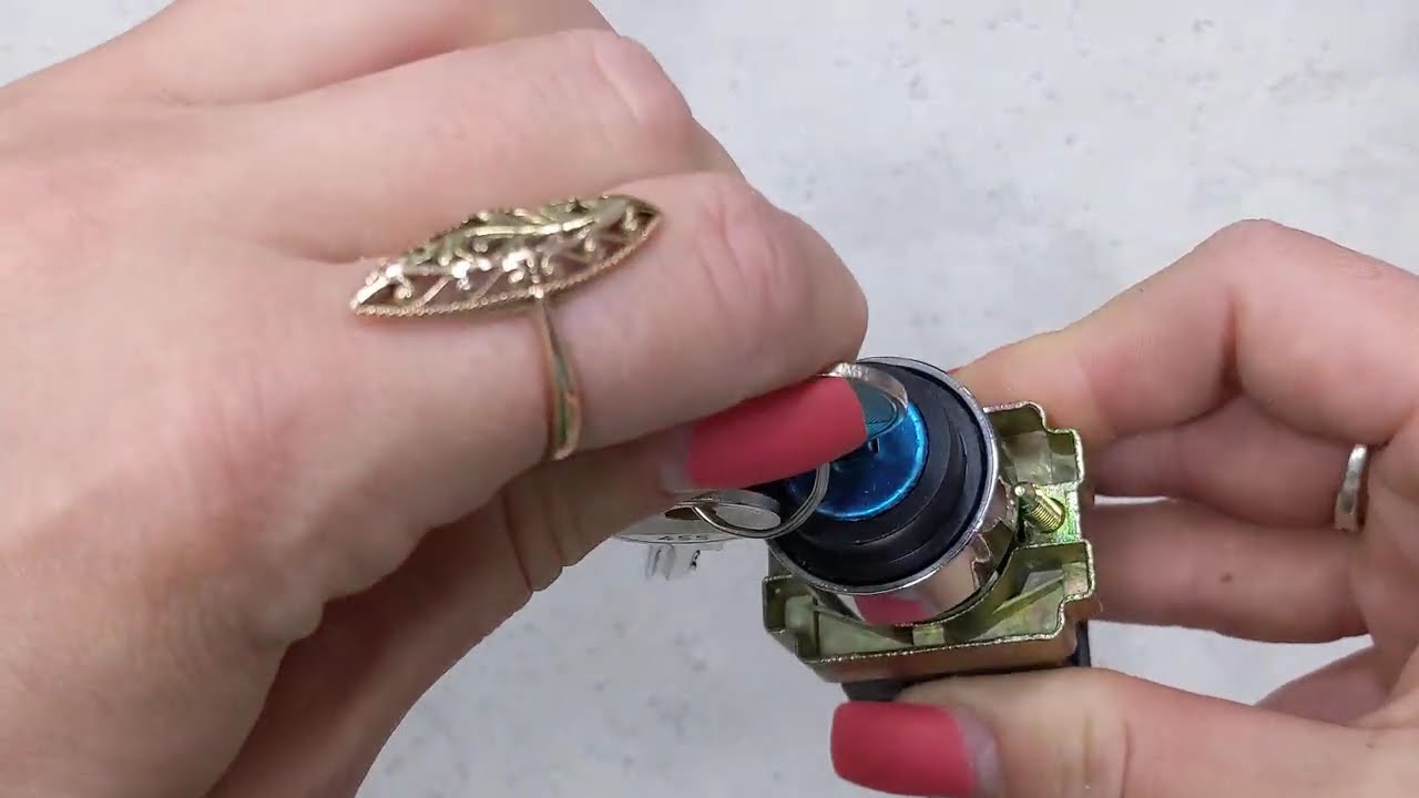 Кнопка поворотная АСКО-УКРЕМ XB2-BG33 с ключом 3-х позиционная A0140010010