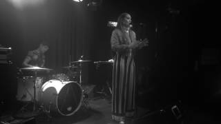 Alpines - Motionless - Live