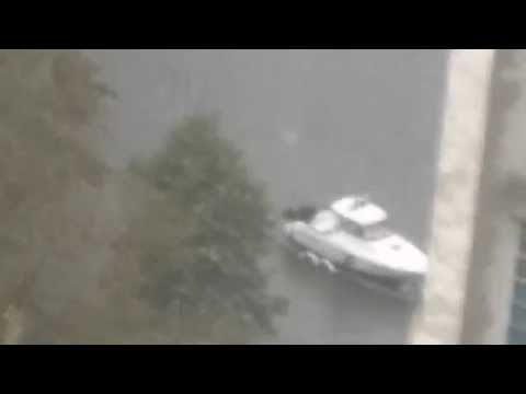 Из-за непогоды в Одессе на дорогах появился катер