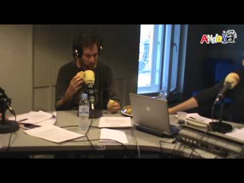 Edu Soto canta con Raphael y con la boca llena para Anda ya