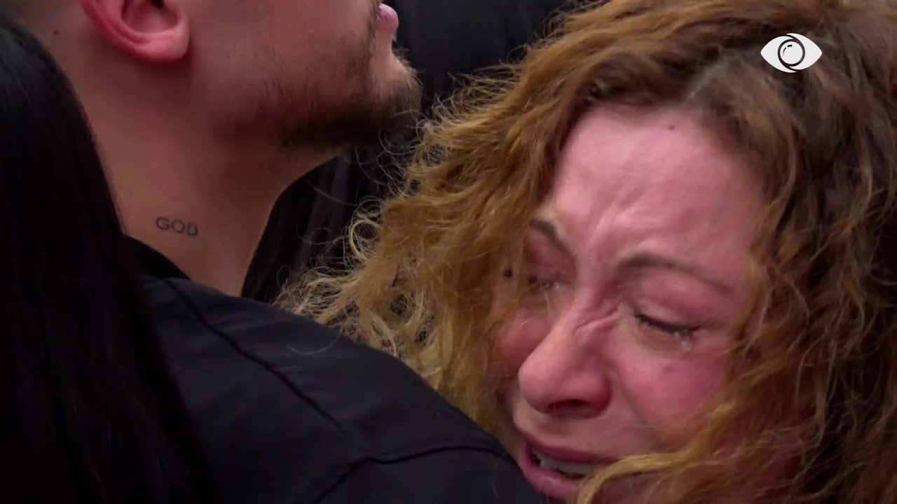 Sfida e reagimeve/ Eglës i flet vëllai, banorja shpërthen në lot në krah të Gracianos