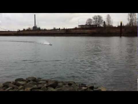 Segad 1400 RC Powerboot auf dem Rhein in Duisburg