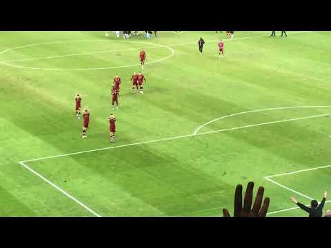 10/3/22 Vitesse vs AS Roma 0-1, i giocatori vengono sotto la curva a fine partita per festeggiare