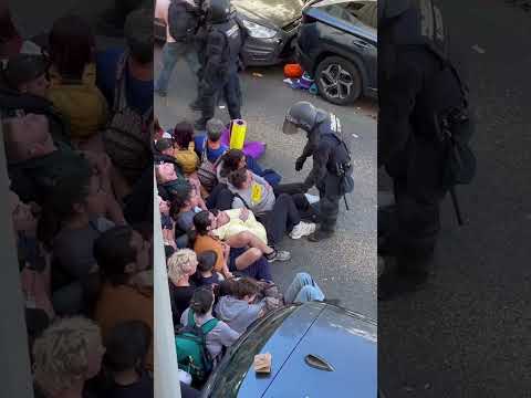 La policía golpea a manifestantes en el desalojo para ejecutar el desahucio de Maricarmen #shorts
