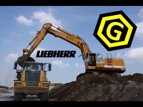 Liebherr R962 belädt Bell B25D Dumper mit Humus / Liebherr excavator loading Bell dump trucks