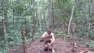 Costrusce un favoloso rifugio per sopravvivere,in poche ore.