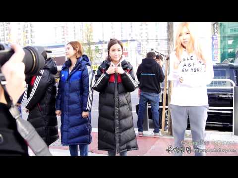 140406 크레용팝(Crayon Pop) 인기가요 후 하이터치회 직캠 by 욘바인첼