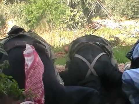 عناصر كتيبة شهداء انب يأدون صلاة الظهر أثناء رباطهم على جبهة محمبل في ريف إدلب