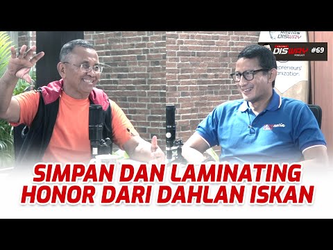 Sandiaga Uno Simpan dan Laminating Honor dari Dahlan Iskan