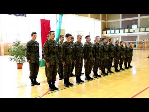 Pokaz musztry w wykonaniu I klasy mundurowej LO w Sokółce