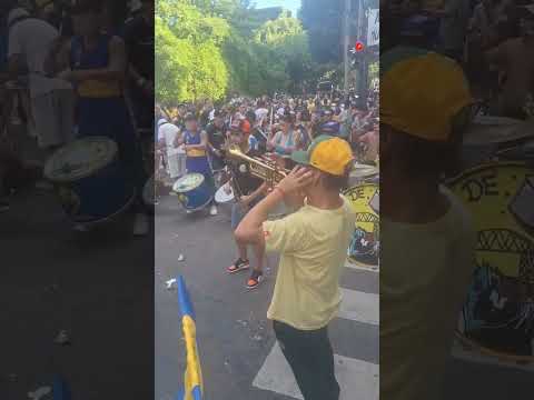 "Buen clima entre los hinchas de Millonarios y Boca en la previa del partido en la Bombonera" Barra: La 12 &bull; Club: Boca Juniors