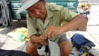 preview picture of video 'Man in Zunhua fixing the hip belt on my rucksack'