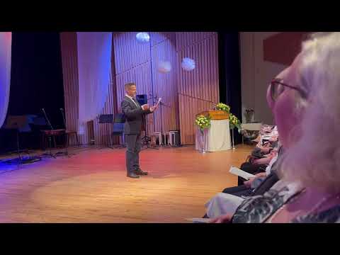 Ylitarkastaja Kari Lehtola laulaa Kiuruveden kansalaisopiston 60-vuotisjuhlassa 23.4.2023