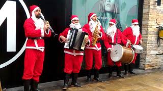 Forum Bornova'da Yeni yıl kutlamaları Müzisyen Noel Babalar