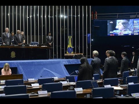 Senadores fazem minuto de silêncio pelas vítimas do acidente com avião da Chapecoense