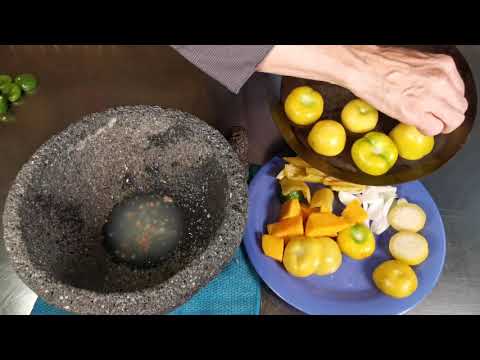 Cómo hacer salsa de molcajete amarilla, con tomatillo amarillo, mango, chile guero y más, tatemado