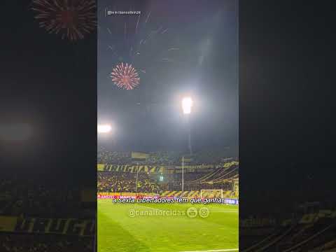 "Torcida do Peñarol, hoje (12), em jogo diante do Racing pelas oitavas da Libertadores." Barra: Barra Amsterdam &bull; Club: Peñarol