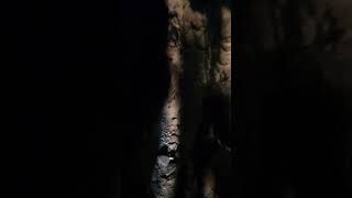 Uhh 3 minuta te tmerrshme. Klaustrofobi totale, duke kaluar Chincana Chica, nje tunel inkas ne Peru.