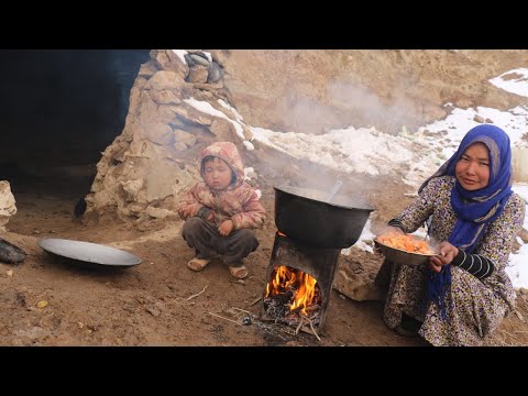 Young Mother's Life in the Cave with Heavy Winter Snow Problems | Cooking Village Food