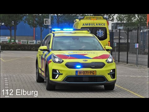 Elektrische KIA Niro Ambulance 03-342 Eelde rijdt met zwaailichten voor een demonstratie