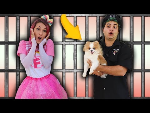 MALOUCOS FINGE BRINCAR DE POLICIAL E SALVA CACHORRINHO - PRETEND PLAY WITH POLICE COSTUME