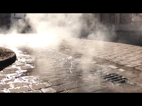 Heißes Wasser sprudelt durch die Pflastersteine an die Oberfläche