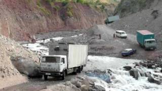preview picture of video 'Kamaz vs. Ford Transit creek crossing'
