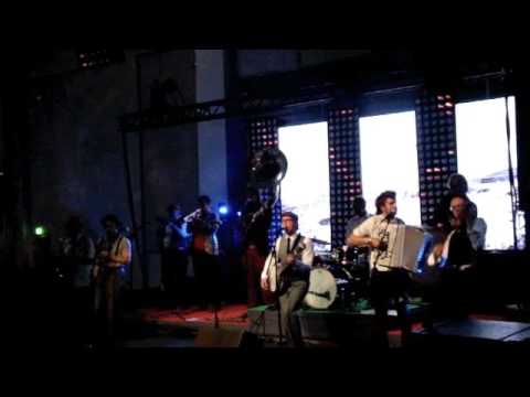 The Bad Ass Brass Band - Maailma se on kuin silkkiä vaan