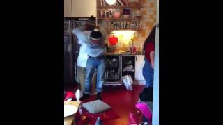 Linus och Johan breakar i köket på Torgvägen