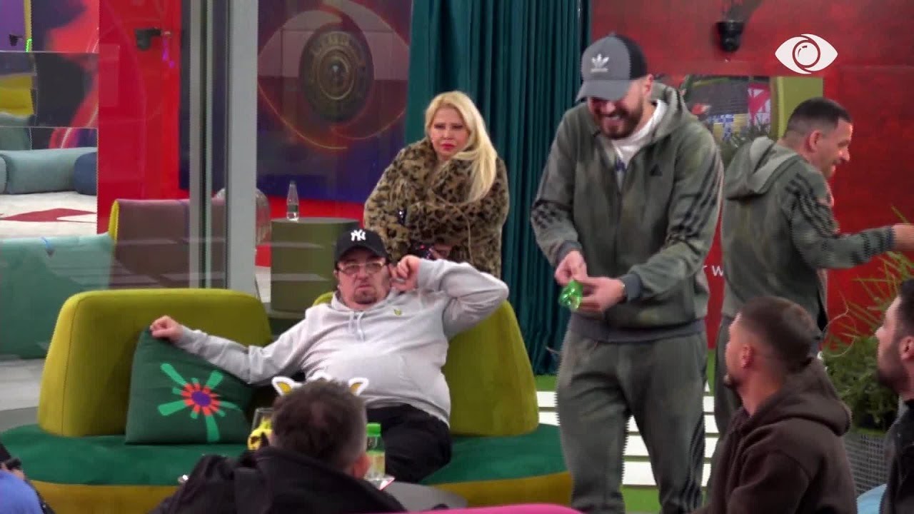 Romeo dhe Elvisi krijojnë një lojë dhe qëllojnë banorët, Sara: Kalamaj të këqinj