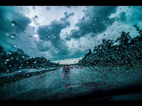 Autofahrt durch den strömenden Regen. Regengeräusche im fahrenden Auto.