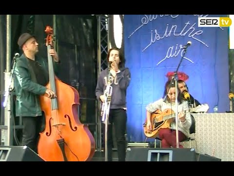 ON A SENTIMENTAL SIDE ANDREA MOTIS CARLA MOTIS JOAN CHAMORRO " directo en "A VIVR"