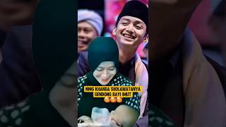 Download lagu Gus Azmi dan Ning Khansa Sholawatan Sambil Gendong Bayi #shorts mp3