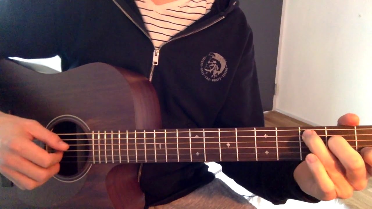 Roberto Barlocci playing Leonard Cohen's Hallelujah as a fingerstyle MelodyChords arrangement on solo guitar