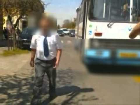 Autós és buszsofőr rövid eszmecseréje a Nádasdy utcában