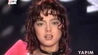 Ebru GÜNDEŞ   Ben aşkı ölümsüz bilenlerdenim