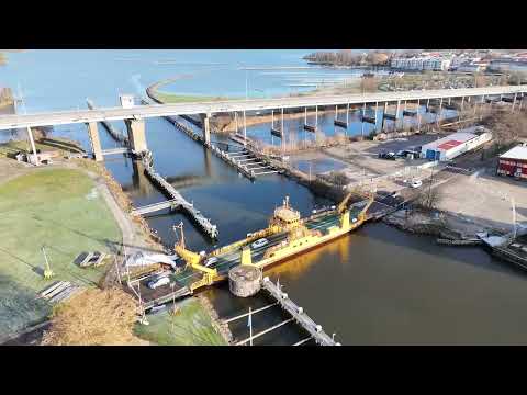 Nu är vägfärjan Linea på plats i Vänersborg där hon agerar bro under tiden då Dalbobron repareras